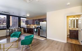 Luxe City Views Prime Location 24-7 Parking Gym Lounge